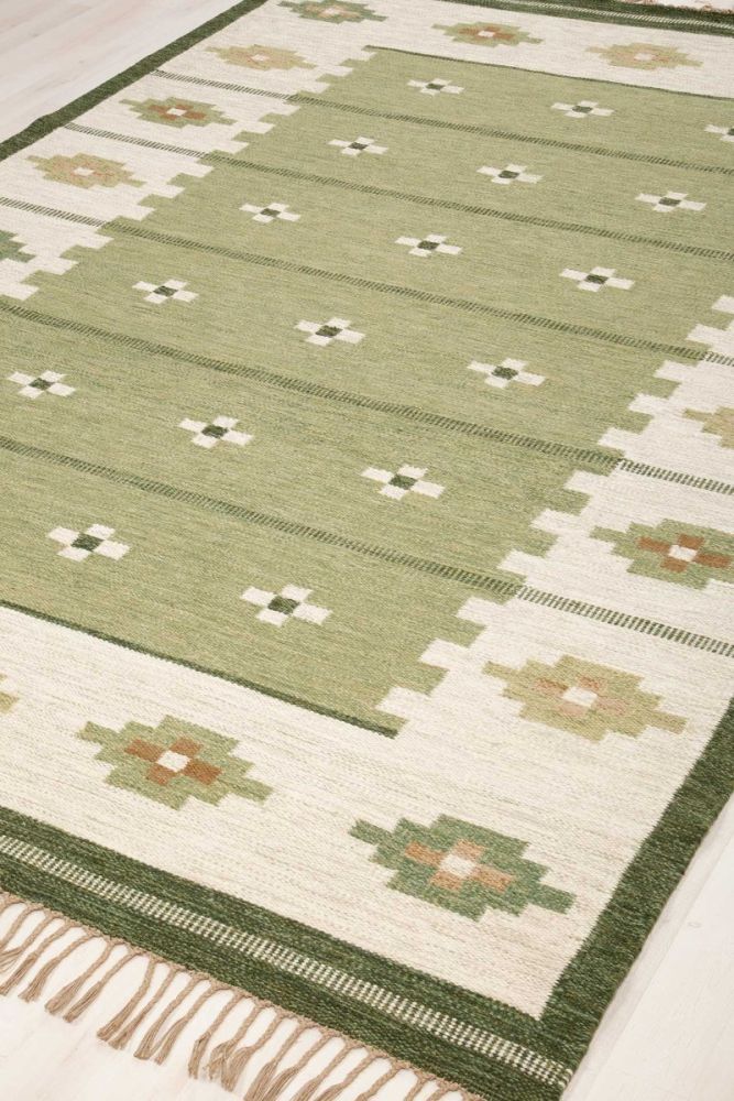 Rosendal 170x230cm är en klassisk svensk designad rölakan matta med grön bottenfärg och ljus bård med varp av linne och ull i inslagen. 